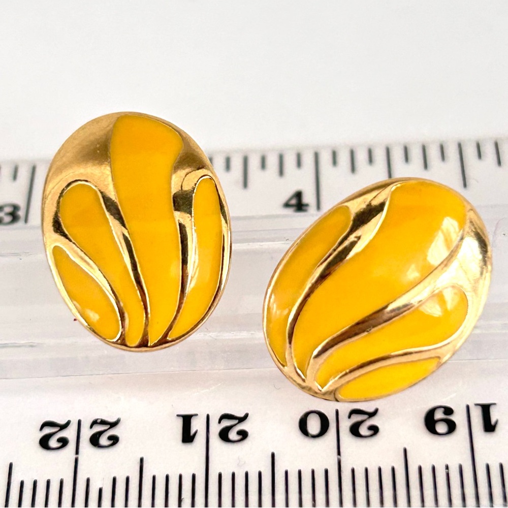 Vintage Groovy 2 cm Shiny Gold Tone Yellow Classic Pierced Earrings Y2K Style - Picture 2 of 9